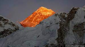 The height of mount everest was first measured to be 29,002 feet, but was later revised in 1955 to 29,029 feet, and this measurement stands till today. Erster Gipfelerfolg Der Klettersaison Am Mount Everest Sport Dw 07 05 2021