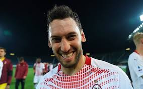 E' lo stesso centrocampista, ormai ex milan, a confermare il trasferimento. Am8gbokxdefgum