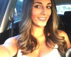 Gigantiškas Lauros biustas verčia iš koto