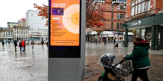 On le pensait disparu, en compagnie du charbonnier, du télégraphiste et de l'allumeur de réverbères. Covid 19 Un Reconfinement Attendu La Semaine Prochaine En Angleterre Pour Sauver Noel