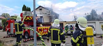 Feuerwehr stadt halle (saale) geschrieben von: Waiblingen Brand Eines Reiheneckhauses Im Schlesierweg Blaulicht Zeitungsverlag Waiblingen
