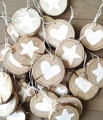 Vous aurez besoin de quelques pommes de pins un paquet de mini pompons entre 4 et 8 euros selon le nombre dans le paquet colle et ficelle. Diy Deco De Noel A Faire Soi Meme 40 Idees Creatives A Faire