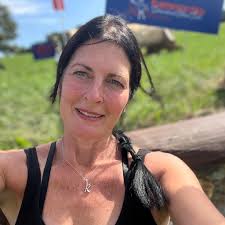 What is the going rate to pay someone to clean and reset stalls?