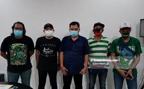 24 gambar grafiti di kertas. Kepala Satpol Pp Kota Surabaya Minta Maaf Kepada Bonek Emosi Jiwaku