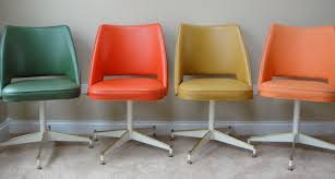Set Of Four Colorful Vintage B Brody Seating Co Chicago Il Swiveling Vinyl Chairs Vinyl Chairs Waiting Room Furniture Swivel Dining Chairs
