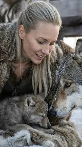 Wild Cat meet Baby Wolf….. Or perhaps Maine Coone meets a Saarloos Wolfdog!  I flew to Norway to meet 4 Saarloos including Arko here who lives with  outdoors person @travelwith_kristin The Saarloos