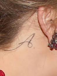 Derrière l'oreille, le tatouage peut avoir encore plus de connotations avec la double personnalité de la femme qui joue une rôle dans la société et une autre dans sa vie privé. Tatouage Lettre A Les Tatouages