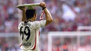 Just six months later, he was back in munich, before finally calling time on his career. Eine Besondere Baskenmutze Fur Lizarazu