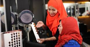 Menyemir rambut kepala, kumis, atau janggut dengan warna hitam atau lainnya dengan tujuan pengelabuan (penipuan) atau kesombongan hukumnya haram. Hukum Mewarnakan Rambut Sah Atau Tidak Ibadah Yang Kita Lakukan Itu Hijabista