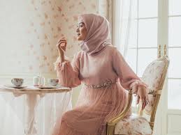 Di samping itu, keperluan akan jenis bahan yang nyaman dan sejuk untuk digunakan sesuai dengan cuaca indonesia, menjadikan baju gamis mempunyai bahan yang dapat menyerap keringat. Seperti Ini Desain Baju Lebaran Yang Sold Out Dalam Hitungan Menit