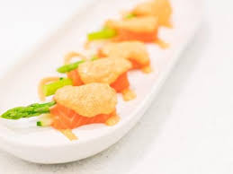 Roulade De Saumon Fume Aux Asperges Sauce Aux Crevettes Et Au Chevre Frais Recette Recette Roulade Roule Saumon Saumon Fume