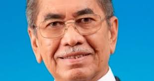 Nacido el 1 de febrero de 1946) es un político malayo del parti pesaka bumiputera bersatu (pbb), un partido componente de la coalición gabungan parti sarawak (gps), ministro de desarrollo empresarial y cooperativas en la. Redparrot Datuk Seri Dr Wan Junaidi Bin Tuanku Jaafar