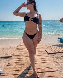 Influencer lista desvantagens de derrière avantajado e diz que assentos de  aviões são um tipo de body shaming