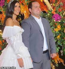 تمت خطوبة طارق هيمن على الفنانة ريم سامي في أجواء صاخبة بإحدى القرى السياحية الكبرى بالساحل الشمالي وسط فرحة الحاضرين، وقد حازت العروس ريم سامي إعجاب الحاضرين والمتابعين حيث تألقت بفستان الخطوبة الأبيض القصير. I3yzp0gbowdipm