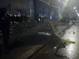 Infos Francaises On Twitter Gilets Jaunes Une Personne Est Grievement Blessee En Urgence Absolue Apres Avoir Ete Ecrasee Par Une Grille Du Jardin Des Tuileries A Paris 1erdecembre Https T Co Acxfksomia