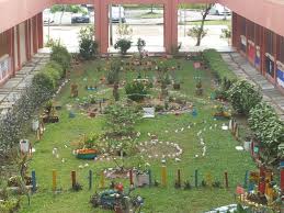 Bus sekolah 05 adalah bis pertama yang menuju taman mini di jakarta timur. Taman Mini Sekolah Menengah Pengiran Omar Ii