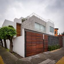 Original diseño de fachada de casa. 21 Fachadas Con Terrazas Que Te Ayudaran A Disenar La Casa De Tus Suenos Homify