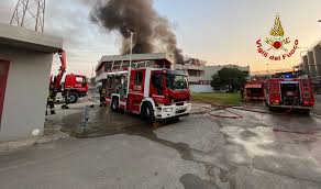 Una nuvola di fumo si è alzata ed è stata vista da diverse zone della città. Incendio Alla Fabbrica Silo Spa Isolotto Legnaia Firenze