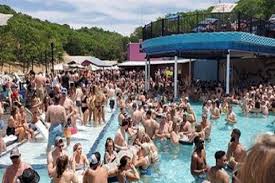 Kolam renang untuk bayi ini bentuknya bintang laut dengan warna dasar biru. Covid 19 Mengganas Ratusan Warga As Malah Pesta Liar Di Kolam Renang