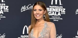 Hinter den kulissen soll die siutation daher angespannt sein. Lets Dance Moderatorin Victoria Swarovski Mit Mega Ausschnitt In Kleid Express De