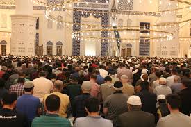 Beş vakit namaz, 4 rekat sabah, 10 rekat öğle, 8 rekat ikindi, 5 rekat akşam, 10 rekat yatsı ve 3 rekat vitir olmak üzere toplamda 40 rekattan oluşuyor. Cuma Namazi Nasil Kilinir Kac Rekattir Iste Cuma Namazi Kilinisi Son Dakika Flas Haberler