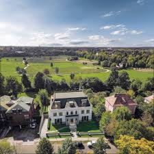 Wir reden von einer villa in berlin. Millionen Villa Spahn Villa Dahlem