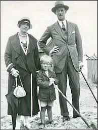 Był on najdłużej panującym małżonkiem władcy w historii imperium brytyjskiego. Prince Philip Duke Of Edinburgh With His Parents Princess Alice Of Battenberg Great Granddaughter Of Queen Victor Princessa Alisa Princ Filipp Knyaz Andrej