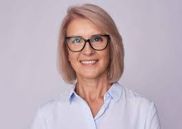 Bei feinem haar ist es unabdingbar, dir einige tricks anzueignen, um deiner mähne mehr fülle zu verleihen. Das Sind Die Schonsten Frisuren Fur Frauen Ab 50 Mit Brille