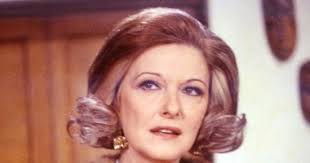 ممثلة مصرية، ولدت لأب مصري وأم مجرية في مدينة الفيوم عام 1933، تلقت تعليمًا أجنبيًا منذ الصغر حتى حازت على البكالوريا من المدرسة الألمانية. Ù…Ø±ÙŠÙ… ÙØ®Ø± Ø§Ù„Ø¯ÙŠÙ† Ù‚Ø¨Ù„ Ø±Ø­ÙŠÙ„Ù‡Ø§ Ù„Ù€ Ø§Ù„ÙŠÙˆÙ… Ø§Ù„Ø³Ø§Ø¨Ø¹ Ù…Ø¨Ø³ÙˆØ·Ø© Ø¨Ø­ÙŠØ§ØªÙ‰ ÙˆØ£Ø´Ø¹Ø± Ø¨Ø§Ù„Ø³Ø¹Ø§Ø¯Ø© Ø±ØºÙ… Ø§Ù„ÙˆØ­Ø¯Ø© ÙˆÙ…Ø§ÙÙŠØ´ Ø­Ø§Ø¬Ø© Ù†Ù‚ØµØ§Ù†Ù‰ ØªØ²ÙˆØ¬Øª Ù…Ù† Ù…Ø­Ù…ÙˆØ¯ Ø°Ùˆ Ø§Ù„ÙÙ‚Ø§Ø± Ø¨Ø§Ù„ØµØ¯ÙØ© ÙˆØ§Ù„Ù„Ù‰ Ø­Ø¨ÙˆÙ†Ù‰ ÙƒØªÙŠØ± Ù„ÙƒÙ† Ù‚Ù„Ø¨Ù‰ Ù…Ø­Ø¨Ø´ Ø­Ø¯ Ø­ØªÙ‰ Ø£Ø²ÙˆØ§Ø¬Ù‰