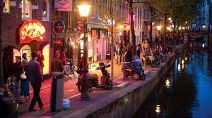 Every time we are in amsterdam we visiting red light district just for a tour and the area is packed with tourists and locals! 6 Fakta Red Light District Kawasan Prostitusi Populer Di Amsterdam Tribunnews Com Mobile