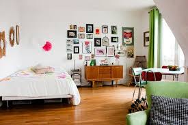 Yiyou From Mars Blog Mode Beaute Deco Bons Plans Deco Murale L Accumulation De Cadres Petit Appartement Idee Deco Studio Etudiant