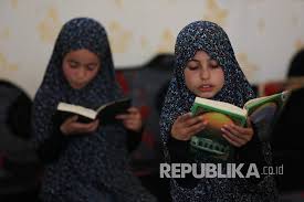 Al quran al kareem channel. Masjid Ditutup Anak Anak Palestina Belajar Alquran Di Rumah Republika Online