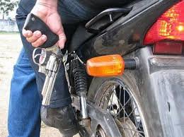 Pensionista tem todo dinheiro de seu benefício roubado por "dupla da moto preta" em Nova Russas
