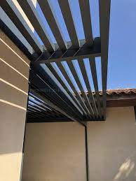 Fixation des platines au sol. Implantation D Une Pergola Bioclimatique Avec Bouclier Ral 7016 Entre Deux Murs A Uzes Dans La Gard Specialiste De La Pergola Bioclimatique A Nimes 3d Exterieur