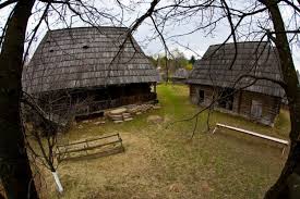 Turiştii care ajung în fosta capitală a maramureşului istoric, sighetu marmaţiei au de unde alege atunci când vine vine vorba despre a vizita obiectivele turistice ale zonei. Muzeul Satului MaramureÈean Din MaramureÈ Planiada