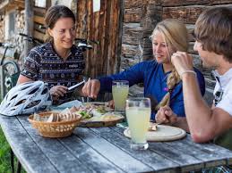 Das essen ist sehr gut und die angestellten bemühen sich sehr den gästen alles recht zu machen ! Tiroler Kuche Restaurant In Fieberbrunn Alte Post