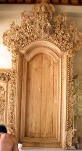 Tentu ini akan memberi kesan seimbang antara modern dan tradisional. Pintu Kayu Ukiran Bali Konsep Terbaru