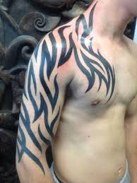 Idee Tatouage Haut Du Bras Homme Modele De Tattoo 330728