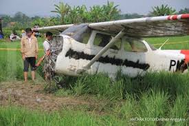 Sekitar sepuluh orang, termasuk dua pilot pesawat, tewas. Pesawat Jatuh Di Sumenep