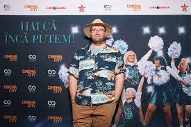 Filmul „hai că încă putem! este povestea prieteniei pe care te poți baza o viață întreagă și care te motivează mereu să înveți și să experimentezi lucruri noi, indiferent de vârstă. Hai Ca Inca Putem Poms Cinemil Ro Placerea De A Fi Cinefil