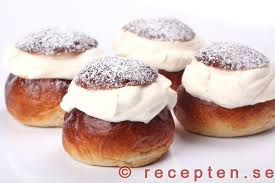 De kan bakas små som munsbitar eller stora som tårtor. Semlor Recept Semlebullar Recepten Se