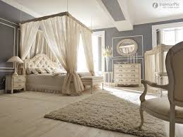 Idée de décoration pour une petite chambre parentale style shabby chic avec un sol en bois peint et un mur blanc. Pour Une Decoration De Chambre Romantique Deco Facile