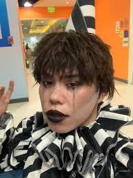 How cute 😍 recognises a reflection of itself amazing Animals are evolving  soon they will be wearing make up 😁 😂 😀 🤣 😁