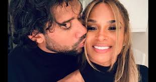 Ciara, enceinte : coincée dans sa robe, son mari Russell Wilson la délivre  !