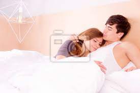 Liebes bett, ich liebe dich. Gluckliche Junge Paare In Der Liebe Die Zu Hause Im Bett Am Leinwandbilder Bilder Fotogen 2 Ehemann Myloview De