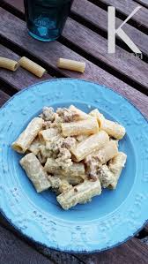 Per ca 300 gr di pasta olio d´oliva (3 cucchiai) 200 gr di salmone affumicato 250 gr di ricotta 1/2 cipolla vino bianco 1 bustina di zafferano (ca 1 grammo) sale. Kappa In Cucina