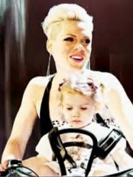 Pink hatte sich bereits ende letzten jahres eine kurzhaarfrisur verpassen lassen , nun macht es ihr ihre tochter nach. 63 P Nk And Willow Ideas P Nk Pink Singer Alecia Moore