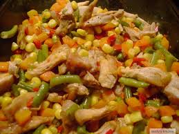 Punem apa la fiert cu 1/2 lingurita sare si adaugam legumele mexicane, cand apa incepe sa fiarba. Amestec Mexican Betty S Kitchen