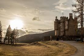 Es ist in privathand und kann währrend der sommermonate. Braemar Castle In The Highlands Of Scotland Castles