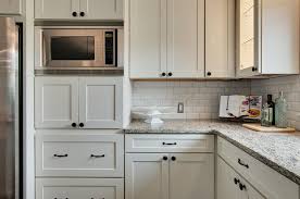 use knobs or pulls on kitchen cabinets